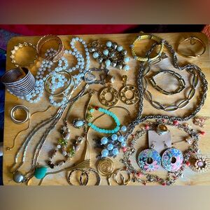 30 pc Jewelry bundle/resale lot vintage/designer,gold,pearls,rhinestones,